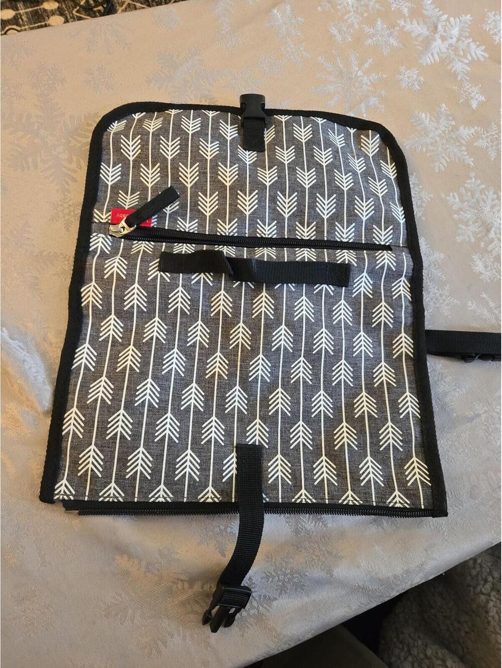 Lekebaby Portable Diaper Changing Pad Arrow Print - Picture 2 of 5